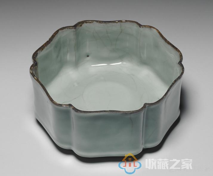 台北故宫传世南宋官窑瓷器：葵花式套盒、青瓷